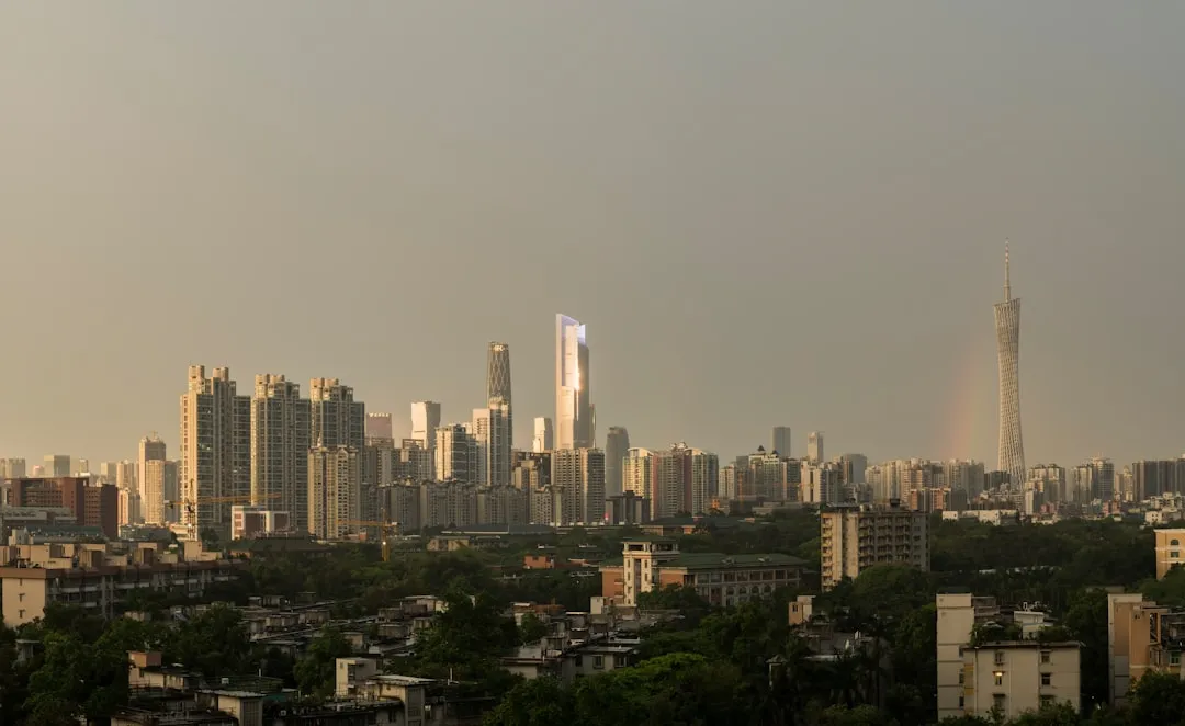 运动穿戴设备户外GPS定位方案对比：单频与双频定位在复杂地形中的表现差异